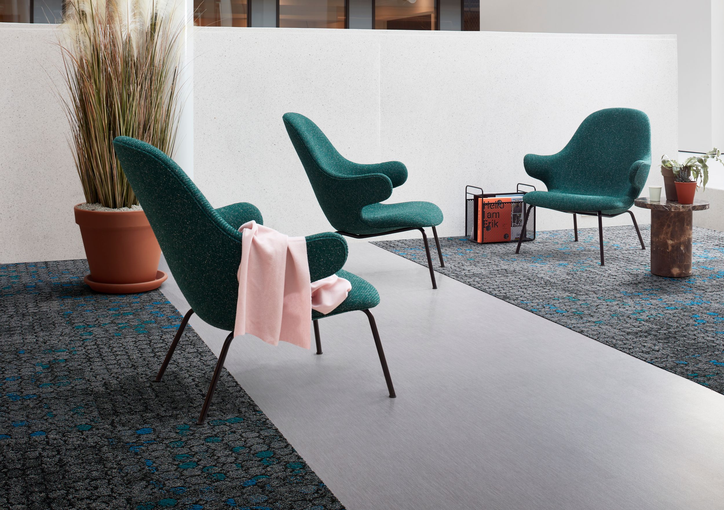 Interface Brushed Lines LVT with Broome Street and Mercer Street carpet tile in seating area numéro d’image 4
